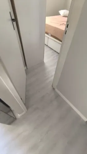 Aplicação de piso vinílico e roda pé.