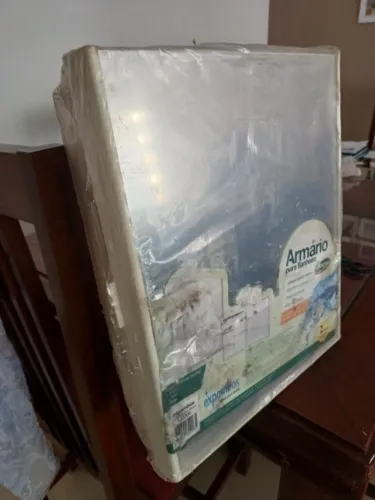 Armario de plástico marca Expambox, com espelho para banheiro, sem uso