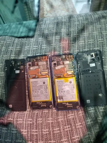 Vendo dois celulares moto g5 plus para retirada de peças, obs, não estam ligando
