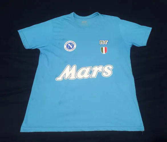 Estou vendendo uma camisa retro do Napoli da Itália do jogador Maradona 