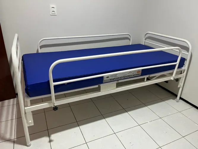 Cama hospitalar com colchão pneumático
