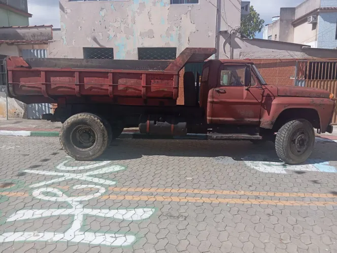 Caminhão caçamba Ford 72