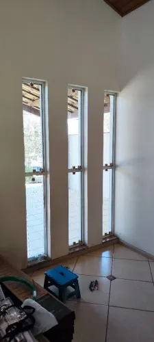 Três esquadrias de alumínio com três janelas.