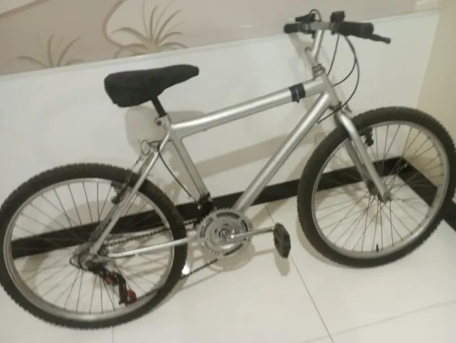 Bicicleta 18, marchas com pneus e câmaras novos pouco usada