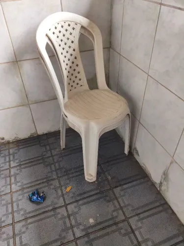 2 CADEIRAS DE PLÁSTICO