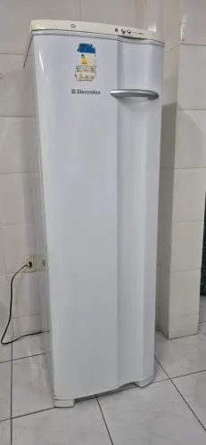 Freezer Vertical Electrolux (FE26)