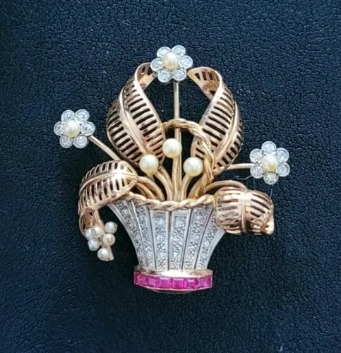 Lindo broche anos 50/60 , com 13 gramas em ouro 18kt, diamantes, pérolas orientais e rubil