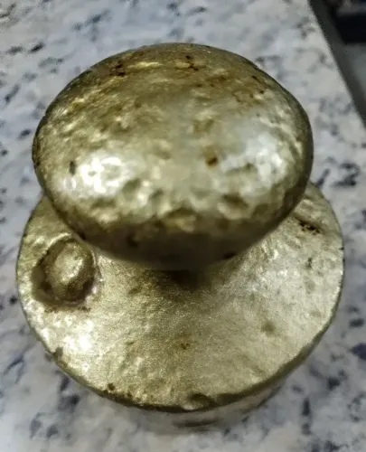 Peso Antigo 5 Kg . Ferro Pintado em Dourado