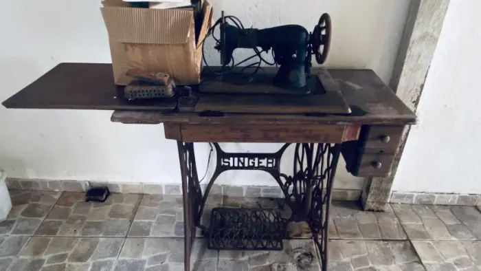     Máquina de Costura Singer Antiga Original - Estilo Retrô