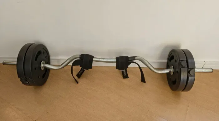 Barra W com 4 Anilhas de 5kg cada para Academia em Casa