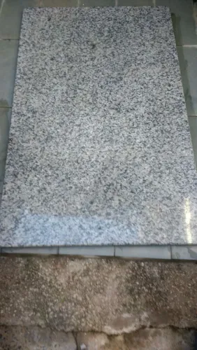 Vendo pedra de granito de mesa medindo 1,20 de comprimento por 0,80 de largura