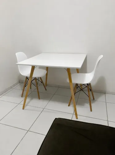Mesa Branca com 2 Cadeiras de Madeira - Seminova