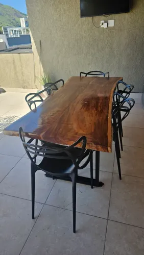 Linda mesa, ideal para jantares e comemorações (sem o jogo de cadeiras )