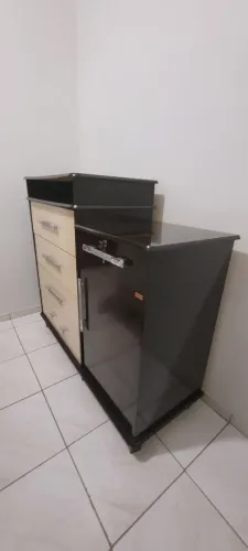 Cômoda 4 Gavetas com Porta - Bem Conservada