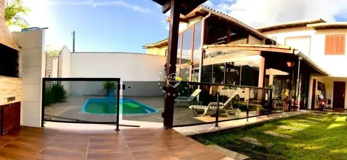 Casa à venda em Garopaba, a 3 km da Praia do Rosa 4 quartos e piscina.