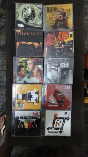 Um lote de CDs de boa qualidade perfeito estado funcionando
