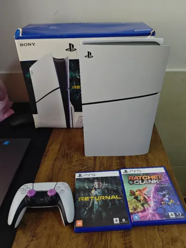 PS5 Slim 1TB com Leitor + 2 Jogos - Estado de Novo