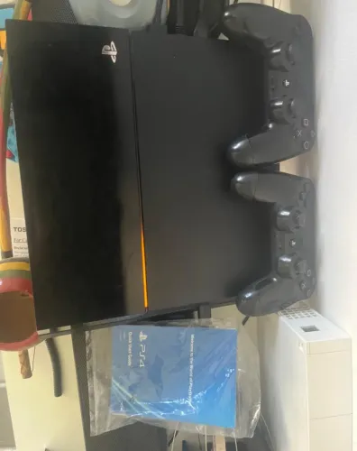 PS4 Americano em ótimo estado com 1 controle original