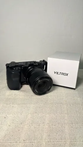 VENDE-SE SONY ZV-E10 + LENTE VILTROX 23mm