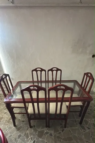 Mesa com tampo de vidro em madeira