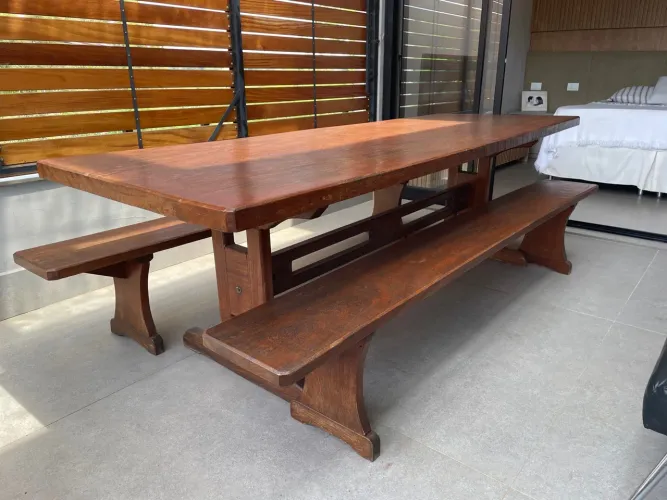 Mesa colonial de madeira