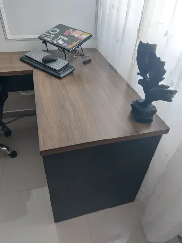 Mesa com cadeira de escritório