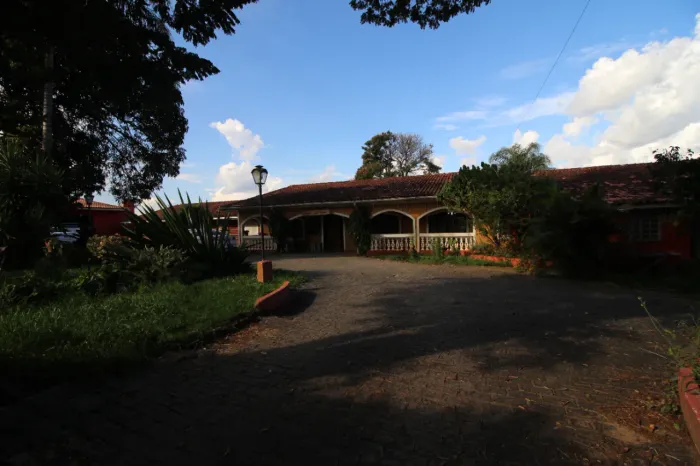 Casa para venda em Jardim Colonial com 6 quartos, sendo 2 suítes, 600m²