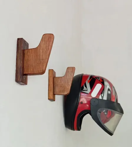 Suporte para capacetes feito com madeira