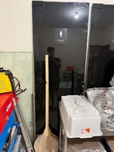 Porta de vidro já com corrimão e chave