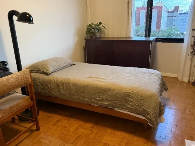 Cama antiga, modelo modernista, minimalista e de madeira maciça. Colchão Ortobom, Absolut,