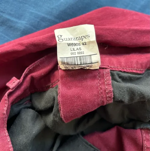 Calça jeans na cor cereja tamanho 42