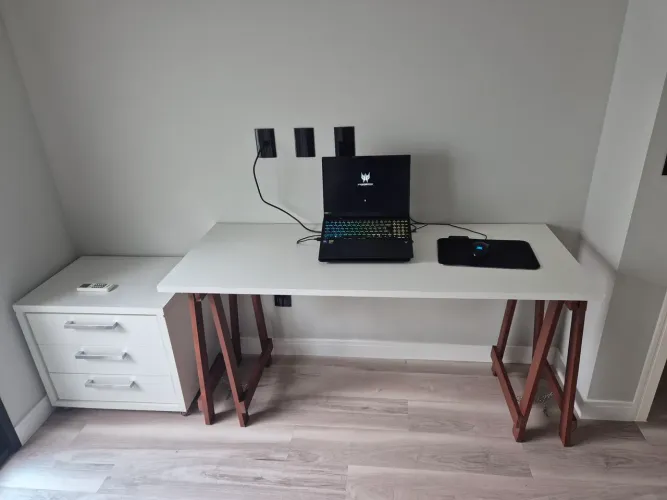 ESCRIVANINHA, CADEIRA GIRATORIA SEM GAS, MESA DE CABECEIRA MDF