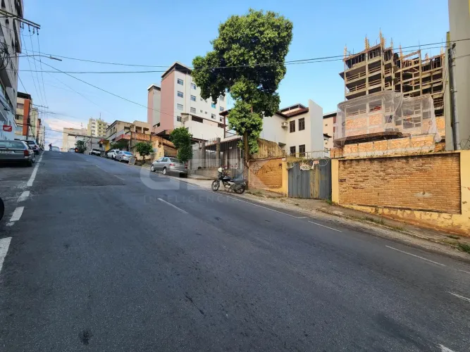 Lote à venda com 427m², rua Espírito Santo, Centro - Divinópolis/MG