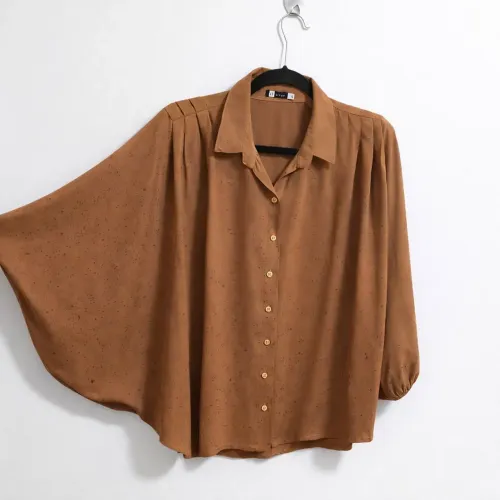 Camisa marrom manga morcego 