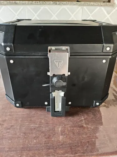 Baú Triumph 45 l. R$2300.