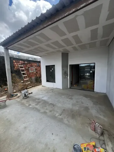 Casa no Bairro Ismail Aziz com 02 Qts sendo uma Suíte/ 02 vagas