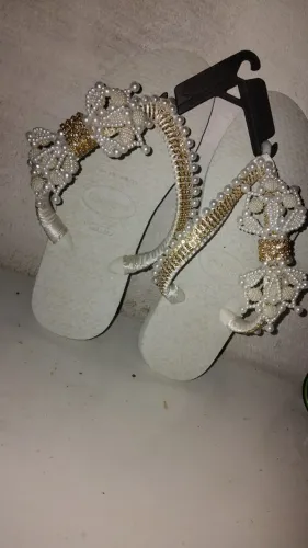 Sandália customizada com pérolas