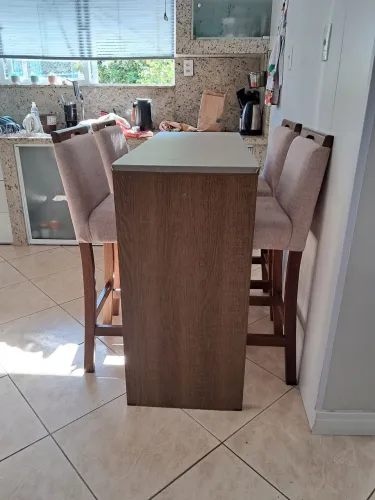 Conjunto de mesa e quarto cadeiras 