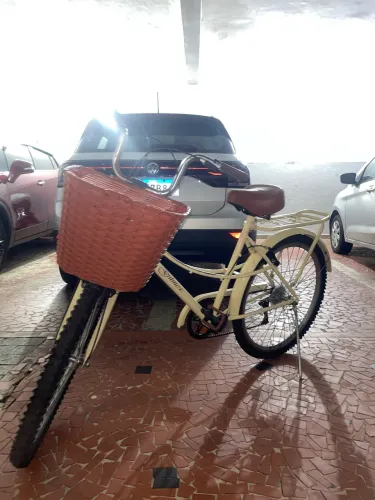 Bicicleta Retrô. Ótima para escola e trabalho com cesta e múltiplas velocidades