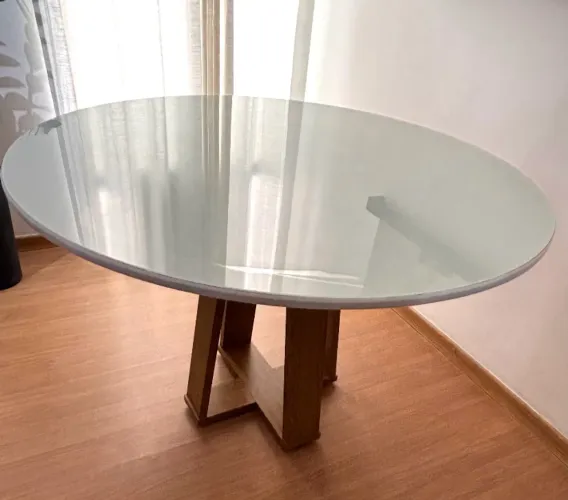 Mesa redonda Off White com tampo de vidro 1.20x1.20