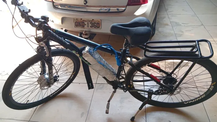 BICICLETA ELÉTRICA PARA CONSERTO MOTOR ESTÁ BOM E BATERIA ESTÁ BOA DE SAÚDE.