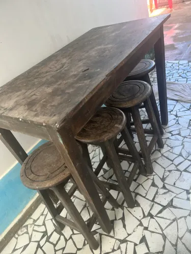 Mesa madeira com 04 bancos