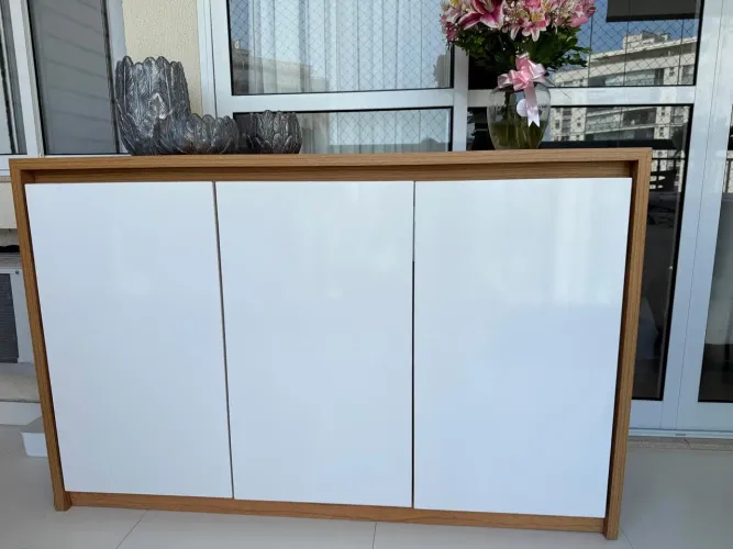 Buffet cor freijó com portas branca laka