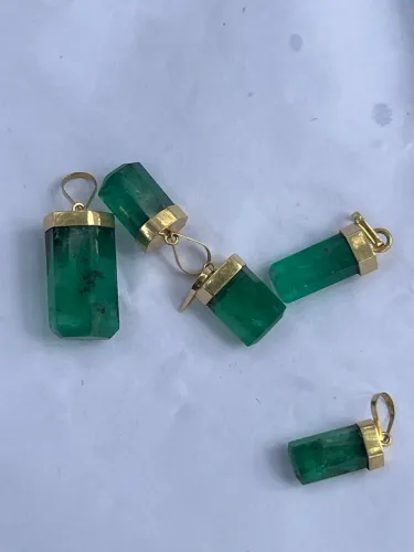 Disponível lindos pingentes em Ouro18k, canudo de Esmeralda.