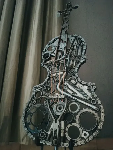 Escultura violino de metal 