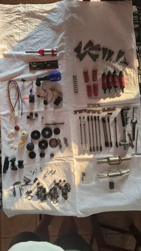 Peças para Revo a combustão.Traxxas. Dezenas de peças novas. Tem caixa plástica