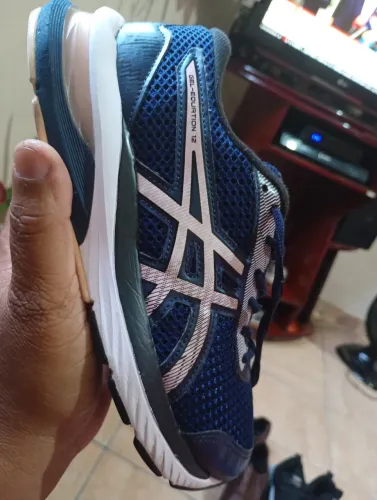 Tênis Asics gel para funcional e caminhada urbana.