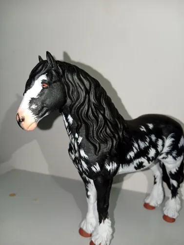 Cavalo de plástico customizado 
