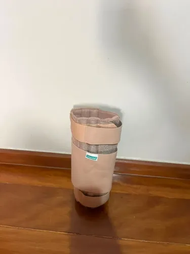 Imobilizador para joelho com velcro e suporte de ferro