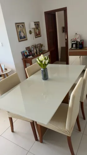 Mesa de jantar com 4 cadeiras